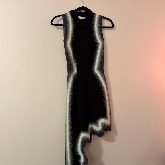 PH5 Wavy Asymmetrical Dress in Black & White - Picture 2 of 6